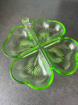 Glas, Glasflad, Vintage cabaretfad i presset grønt glas, formet som et firkløver og med smukt mønste