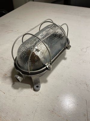 Væglampe, Gammel industriel gitter lampe. Fra DDR. Østtysk. Bunkerlampe. Fabrikslampe. Kraftigt alum