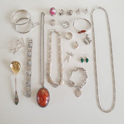 Smykkesæt, sølv, forskellige typer smykker, bl.a. en Tiffany's hjertearmlænke, en sølvarmring med ra