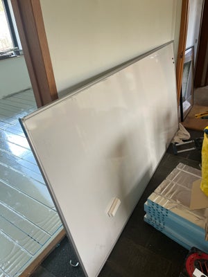 Stort Whiteboard, Helt nyt Whiteboard, kun lige pakket ud af plastikken. 

Perfekt til mødelokale / 