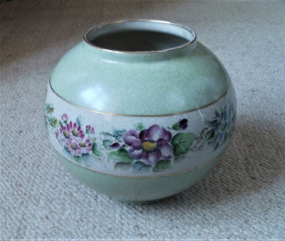 Porcelæn, Kugleformet vase, Lyngby Porcelæn, Rund porcelænsvase i grøn krakele dekoreret med guldkan