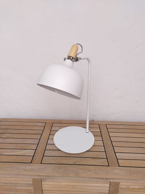 Skrivebordslampe, Hvid skrivebords-/bordlampe. H 60 cm Ø 22 cm. Virker fint men desværre er skærmen 
