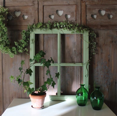 Sprossevindue grønt, nyistandsat, Total istandsat gammelt vindue, står nu i smuk grøn farve. Meget s
