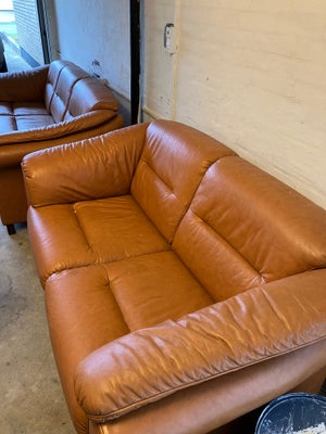 2-3. Sofa, Har 2 brune sofaer i læder tilslag 