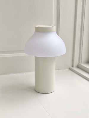 Lampe, HAY, Batteri bordlampe.

PC Portable lamp. Ledningsfri batteri-lampe med LED i farven "Cream 