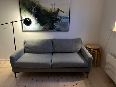 Sofa, Fin grå sofa med sorte metalfødder. 173 cm bred.