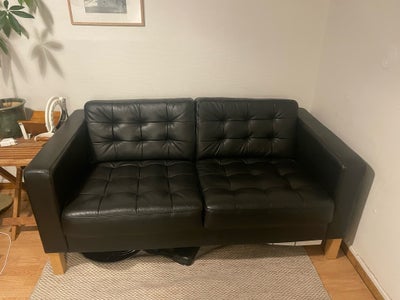 Sofa, læder, 2 pers., Pæn sort lædersofa i god stand, som er behagelig at sidde i.
Puf følger med.
M