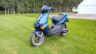 Aprilia SR50, 1999, 23847 km, Blå metal, har denne 45 SR 50 med tydeligt stelnr. Registreringsattest