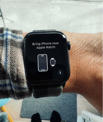 Smartwatch, Apple, Apple Watch SE 44 mm i Space Grey, kun brugt sparsomt som løbeur engang imellem.