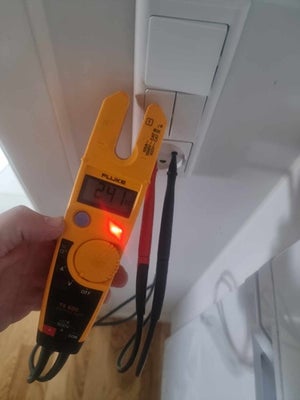 Multitester, FLUKE, T5-600 CAT 3 600V

Virker perfekt. Har selvfølgelig en del brugstegn, som kan se