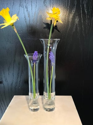Vase, Vaser / glasvase / glasvaser / solifleur, Et par elegante høje glasvaser med dekoration af bob