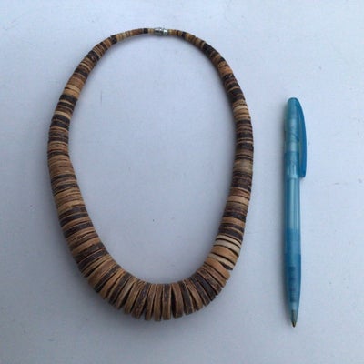 Halskæde, Afrikansk inspireret rustik halsring med ringe af træ i sort/brune nuancer og skruelås. Om