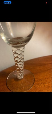 Glas, Glas på snoet stilk., Med gravering i drikkekanten. Et glas med hak i. 
Har 6 glas. Samlet pri