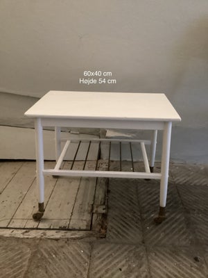 Rullebord, Vintage, Lille stabilt hvidmalet bord
Med hjul og hylde af messing
Måler 60x40 cm
Højde 5