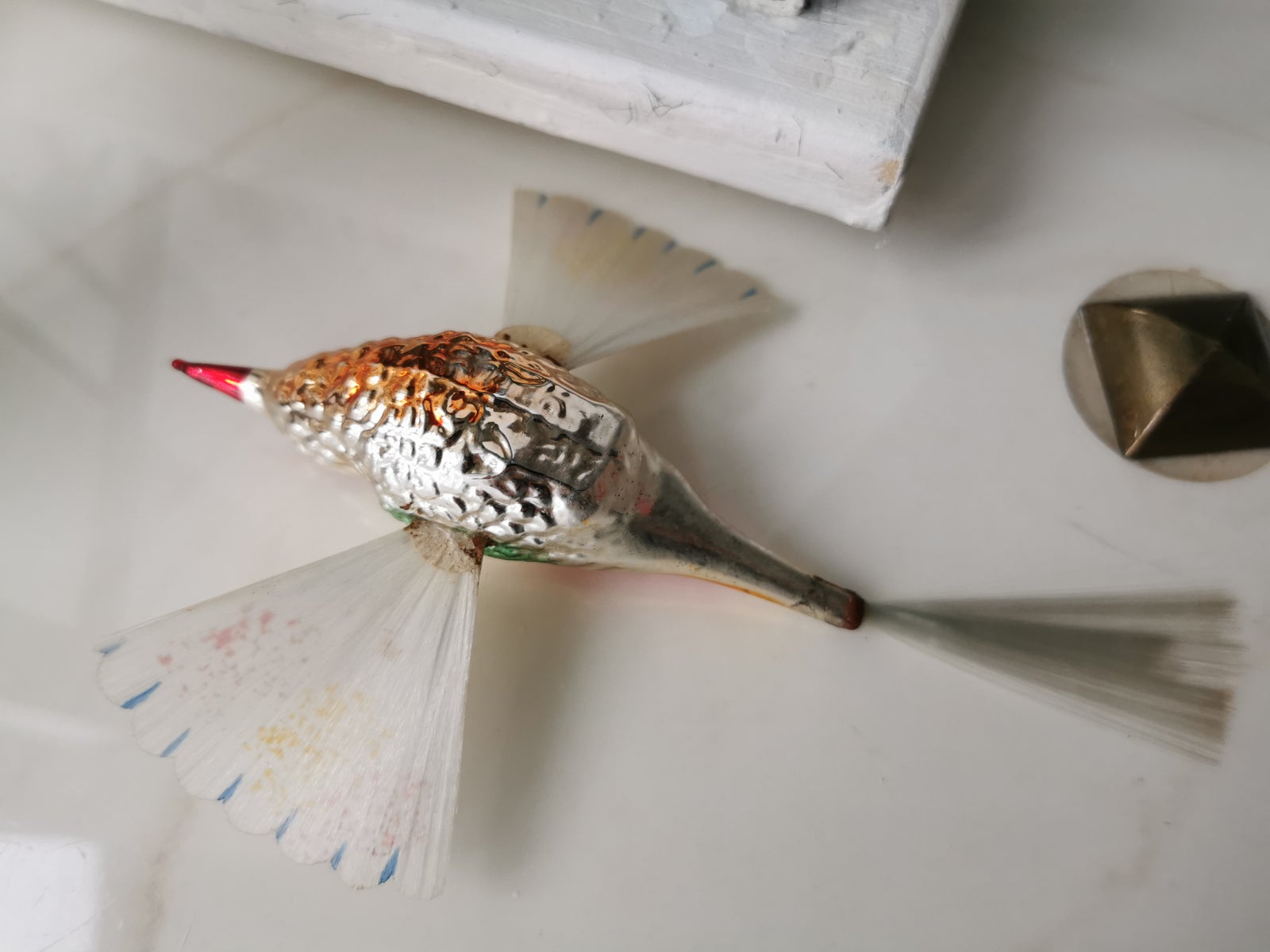 Antik / gammel fugl med glastråd vinger og hale