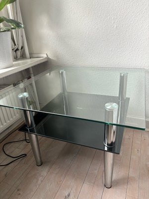 Glasbord, Kvadratisk sofabord i glas sælges.

Bordet fejler ikke noget, men der er enkelte ridser i 