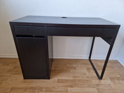 Skrivebord, Ikea Micke, b: 105 d: 50 h: 75, Sortbrun med 2 skuffer og 1 skab med en hylde. Brugt og 