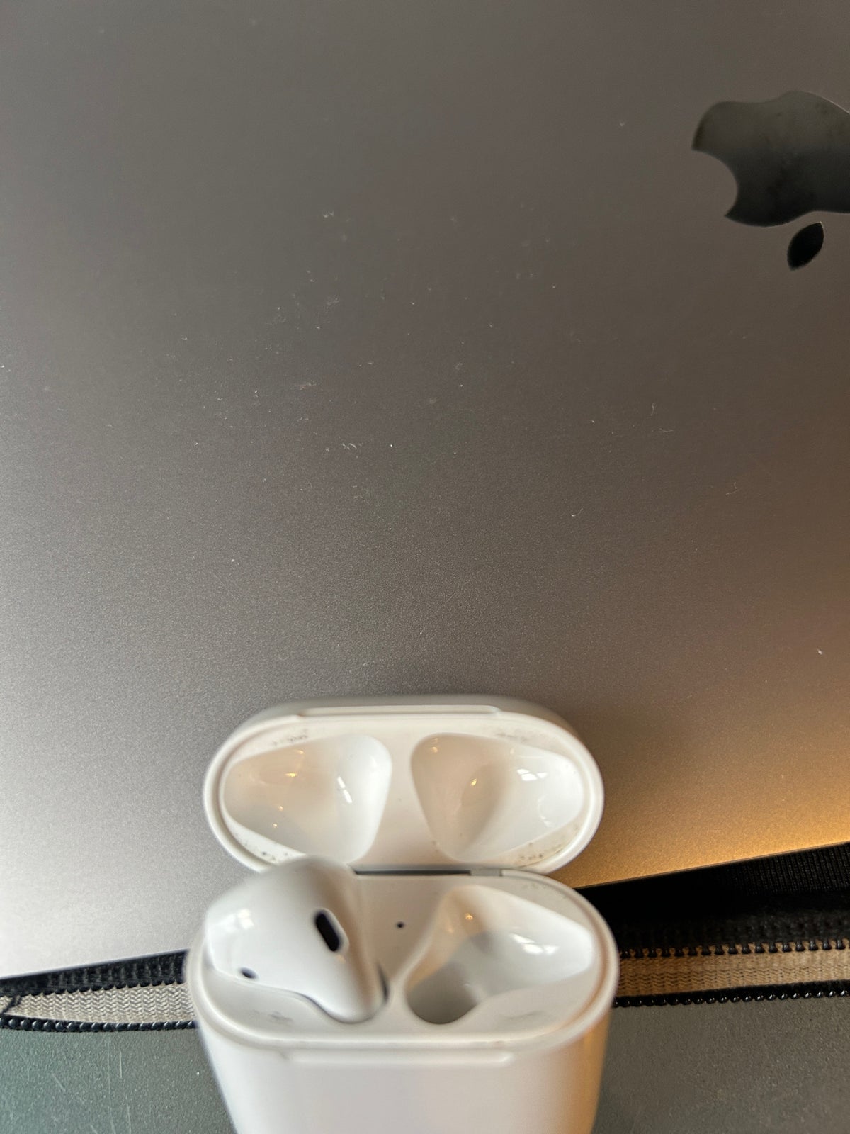Apple AirPods, AirPods , God