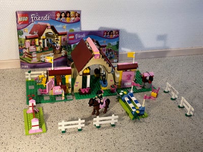 Lego Friends, 3189, Heartlake hestestalde 

Der mangler en blå balje. (Se billet 2).
Ellers er sætte