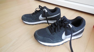 Kondisko, str. 36,5, Nike,  Sort,  Næsten som ny, Sorte Nike joggingsko - str. 6 - 23 cm - brugt få 