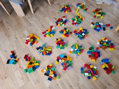 Lego Duplo, Over 200 duplo lego klodser. I mange forskellige størrelser, former og farver.
Der er na