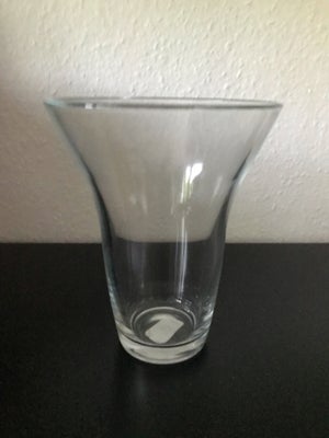Vase, Glas vase, Glas vase H: 18 cm, Ø i bund 7 cm og Ø i top: 14 cm.
Se os mine andre annoncer