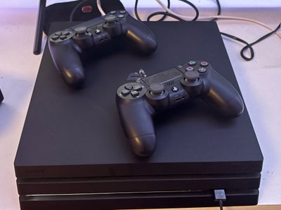 Playstation 4 Pro, God, Ps4 pro sælges, med 2 controllere som er købt for ca. 1 måned siden og der e