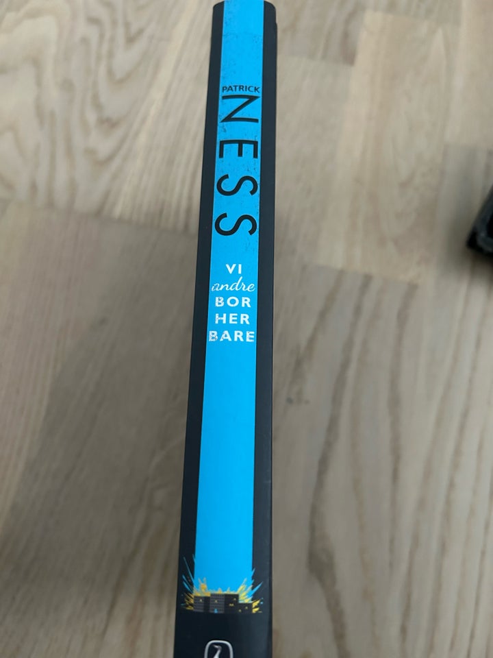 Vi andre bor her bare, Patrick Ness, genre: science fiction