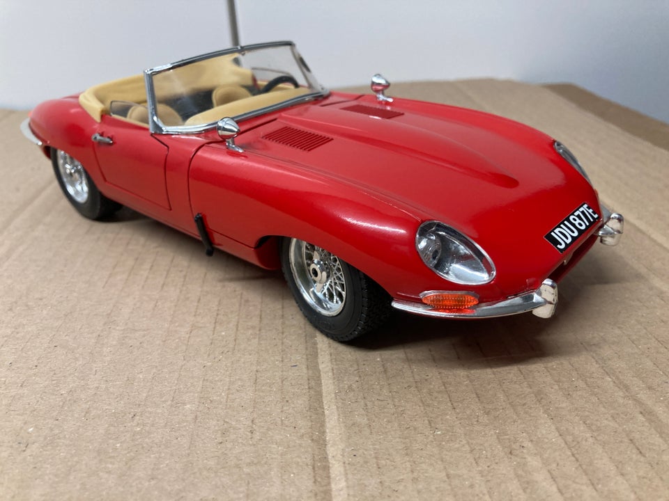 Modelbil, Jaguar E-type cabriolet 1961 1/18, skala 1:18