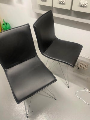 Spisebordsstol, To sorte stole med jern(?)ben. Stoffet under er ved at falde af, men ellers dur de. 