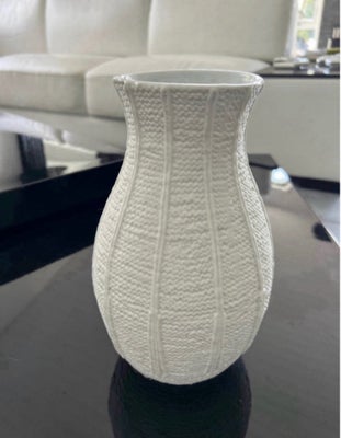 Vase, Vase, Rigtig fed designet porcelæn vase i hvid
Næsten som ny
H:26cm

Jeg sender gerne på køber