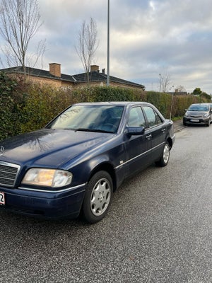 Mercedes C180, 1,8 Elegance, Benzin, 1994, km 161000, mørkeblåmetal, nysynet, airbag, 4-dørs, centra