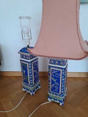 Anden bordlampe, 2 stk Kinesiske bordlamper med lampeskærm til begge to.