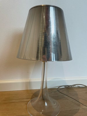 Arkitektlampe, Miss K by flos, Sælger denne lampe af Philippe Starck, står som ny.

Ny pris op til 3