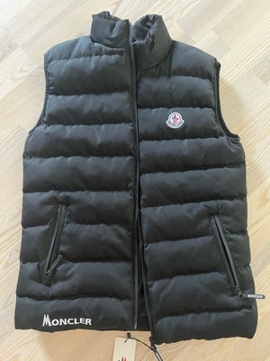 Vest, str. S, Moncler ,  Sort,  Ubrugt, Købt for 6000kr

Stadig mærke på ALDRIG brugt 

Desværre ing