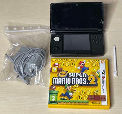 Nintendo 3DS, Cosmo Black, 

Testet og virker, fabriksindstillet og klar til brug.

Inkluderer:
- 3D