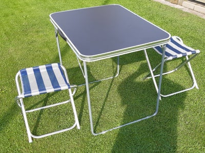 Campingbord, Letvægtsbord 80 x 60 x68 cm høj med 2 Alu klapstole - alt i fin stand - vejer og fylder