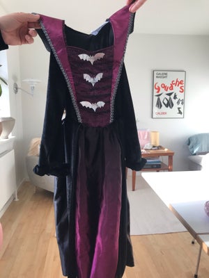 Udklædning, Dracula kjole i str 140 (9-10 år)
Fin stand 