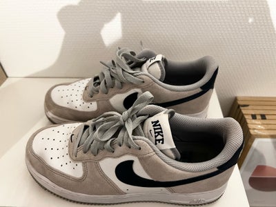 Sneakers, str. 41, Nike,  Beige/blå,  Næsten som ny, Nike Air Force 1 '07-sko. Brugt max 10 gange. N