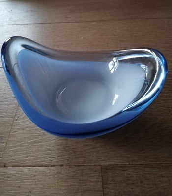 Glas, Skål, Holmegård, Flot blå farvet HOLMEGÅRD glas skål
Mål 17,5x14,5 cm
Vægt 790 g