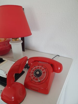 Telefon, Cobra og Kirk bordtelefoner, 2 røde telefoner i bordmodel. En Cobra og en Kirk. 
Er intakt 