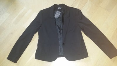 Blazer, str. 42, H&M, Blazer	
Farve: Sort
Str. XL/42
Brystvidde: 100 cm
Længde: 57 cm
Materiale: 66%