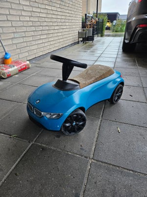 Gåvogn, Bmw org gåbil. 
Nypris 1.500 kr, købt i 2021. 

Pris afspejler at den er lidt medtaget på sæ