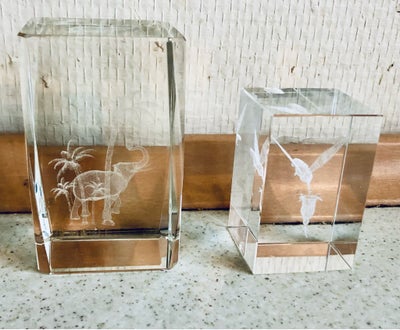 Glas, Ophæng, 2 firkantet glas figur. Motiv af dyr elefant og fugl. Højde 8 og 6 cm. Længde 5,2 og 4