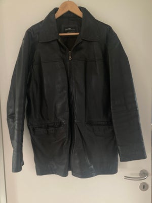 Læderjakke, str. L, Marciano,  sort,  læder,  God men brugt, 
Fin jakke med solid, fungerende metall