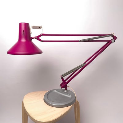 Arkitektlampe, Luxo. Retro kirsebær-farvet arkitektlampe, 


Flot og robust arkitektlampe, som er de