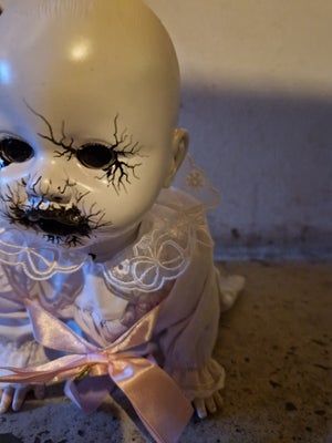 Dukker, Halloween horror dukke som kravler og snakker.  Se video af dukken på instagram karinaanders