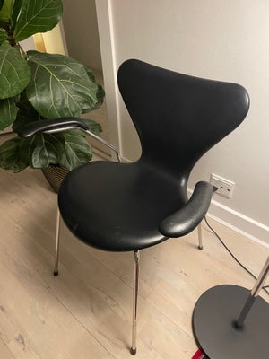 Arne Jacobsen, stol, 3207, Smukke 7’er stol med armlæn i sort original læder.
Fritz Hansen red label