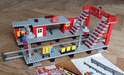 Lego Tog, 7822, Lego togstation.
Inkl  minifigurer.
Inkl. Instruktion (ikke perfekt stand).
Komplet 