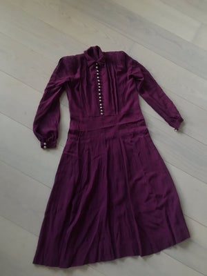 Skjortekjole, Vintage, str. M,  Aubergine,  Silke,  Næsten som ny, Magisk vintage kjole i ren silke.